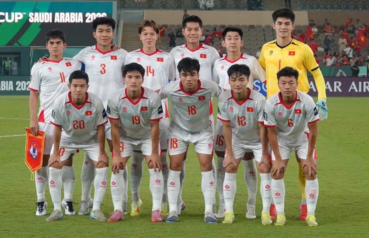 Đội hình U23 Việt Nam chụp ảnh trước trận đấu vòng bảng.